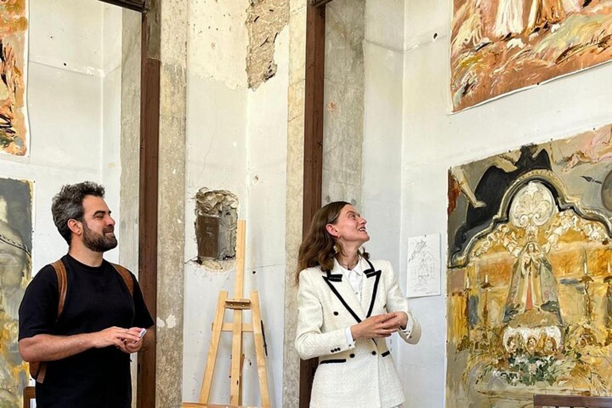 dva lidé stojící v muzeu a prohlížející si obraz
