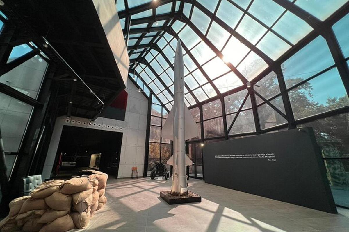 muzeum se sochou v budově s oknem