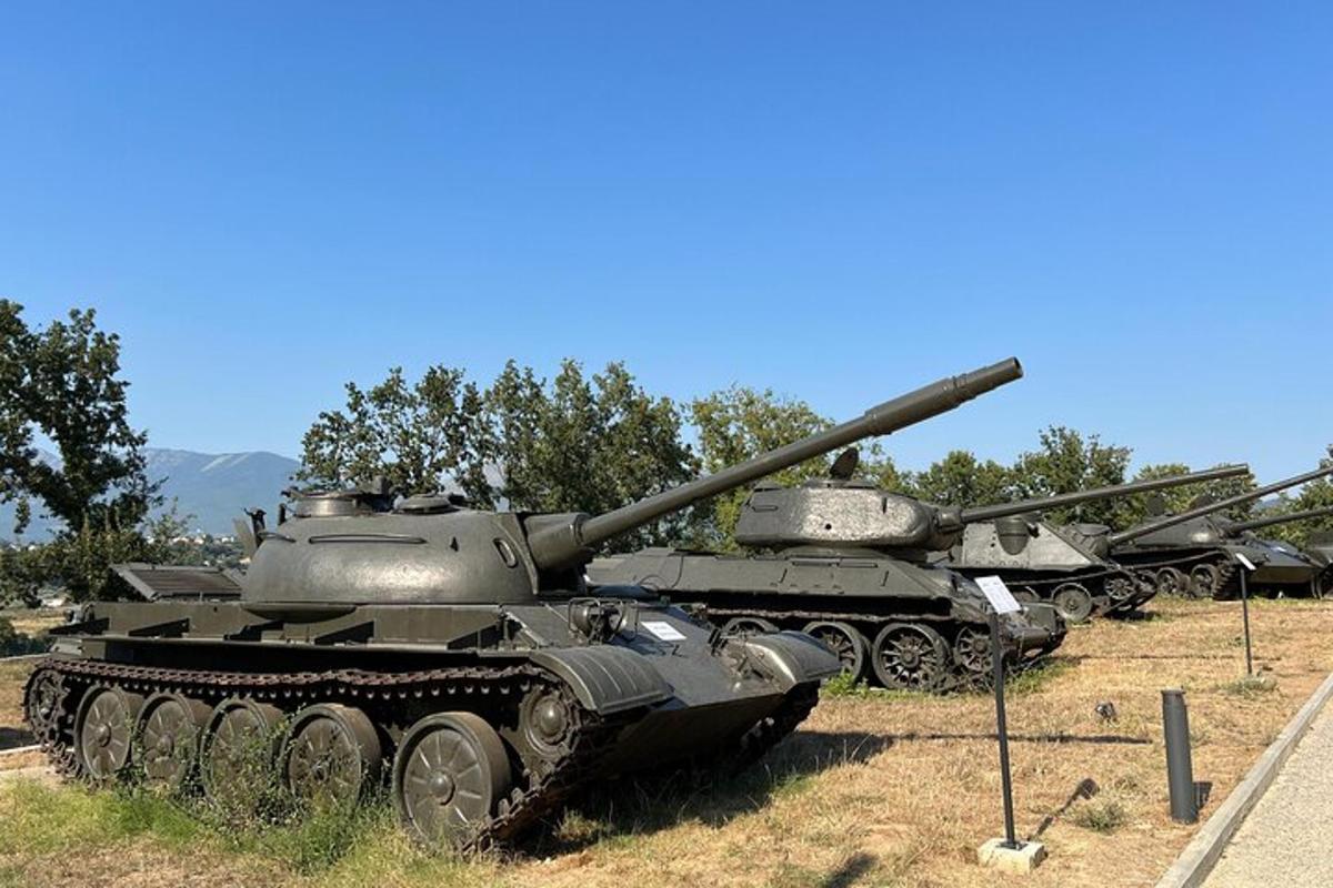 řada tanků zaparkovaných na poli