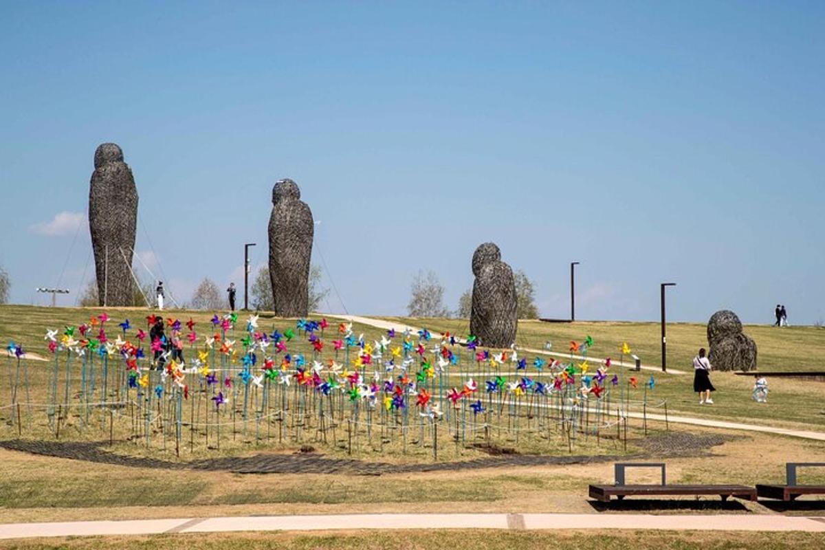 egy park színes zászlókkal