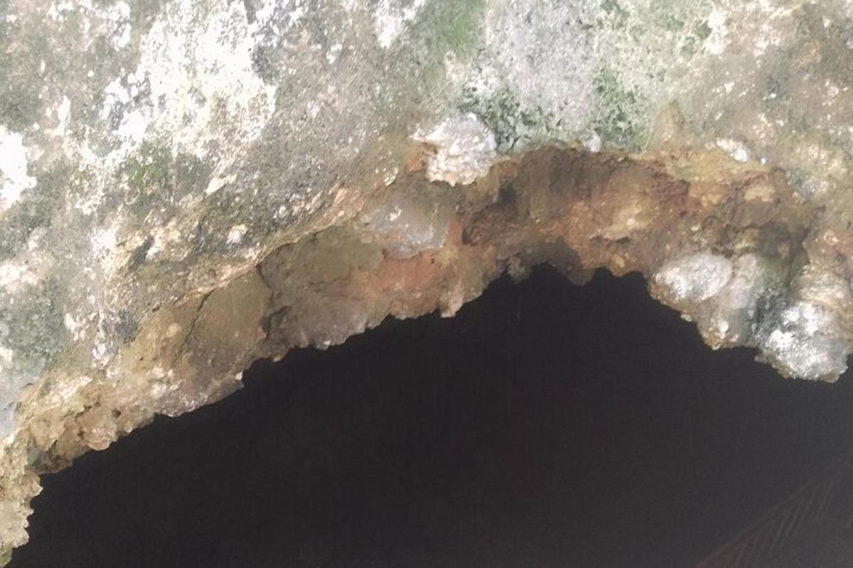 una grotta con un buco nella roccia