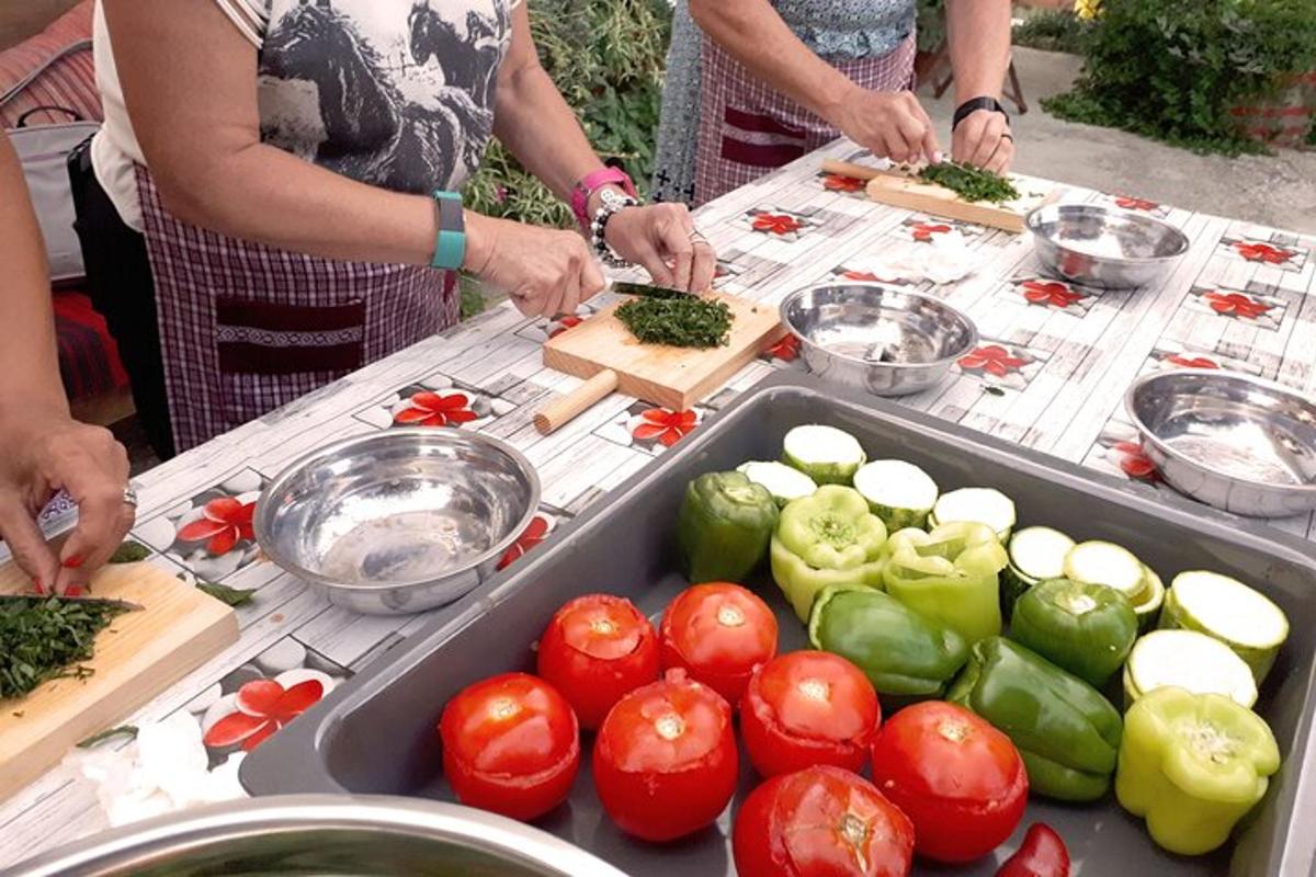 grupp inimesi, kes laual toitu valmistavad