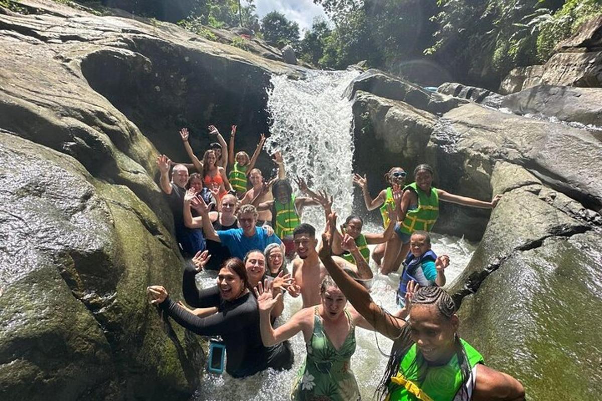 Un grupo de personas en el agua en una cascada.