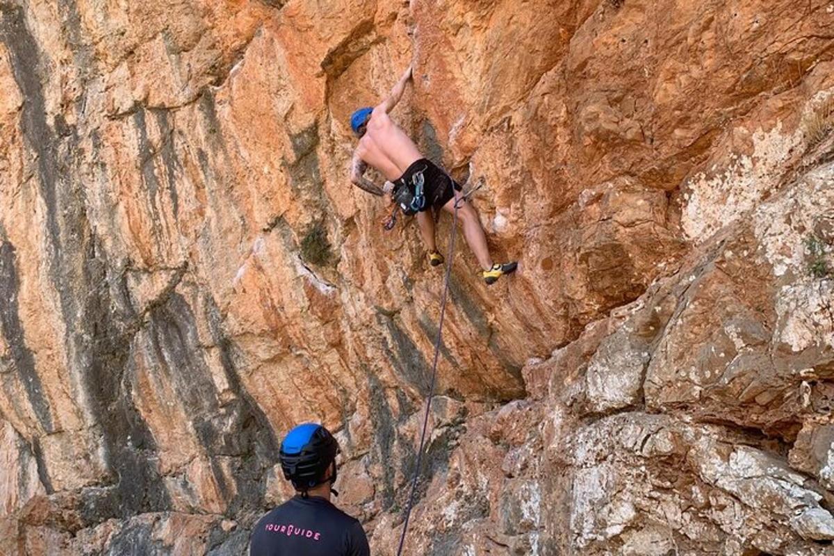 um homem está escalando uma parede de rocha