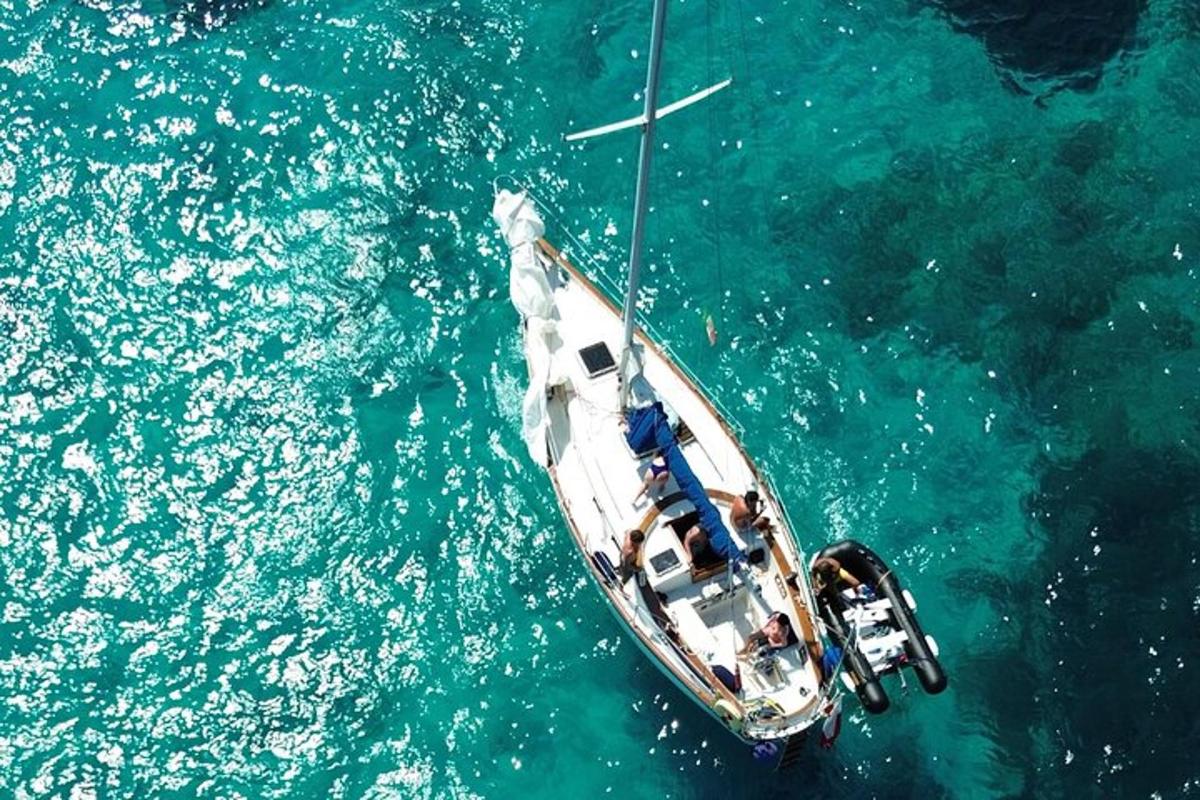una barca che galleggia nell'acqua dell'oceano