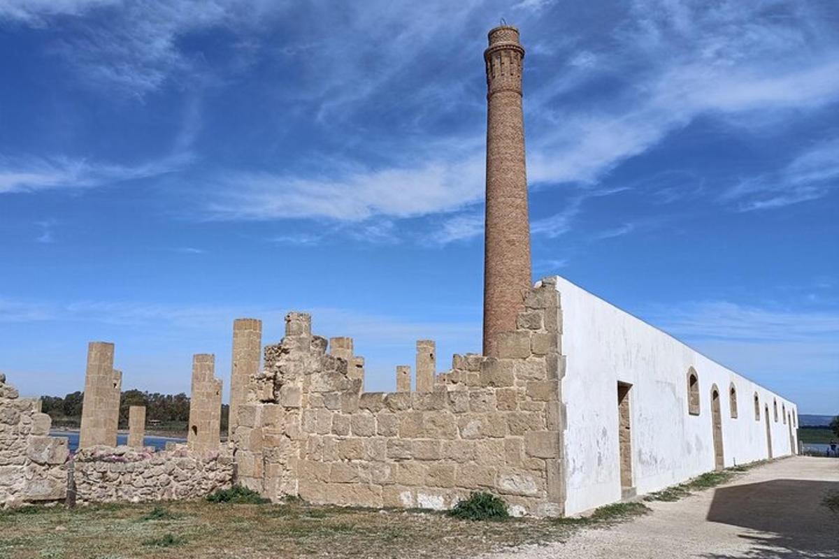 ένα παλιό κτίριο από τούβλα με έναν ψηλό πύργο πάνω του