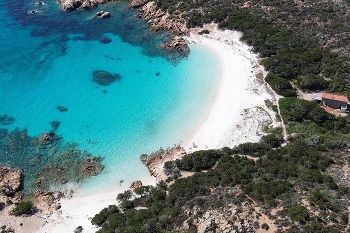 una vista aerea di una spiaggia con acqua blu