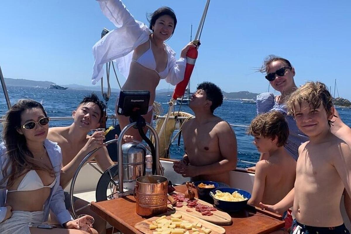 en gruppe mennesker sidder omkring et bord på en båd