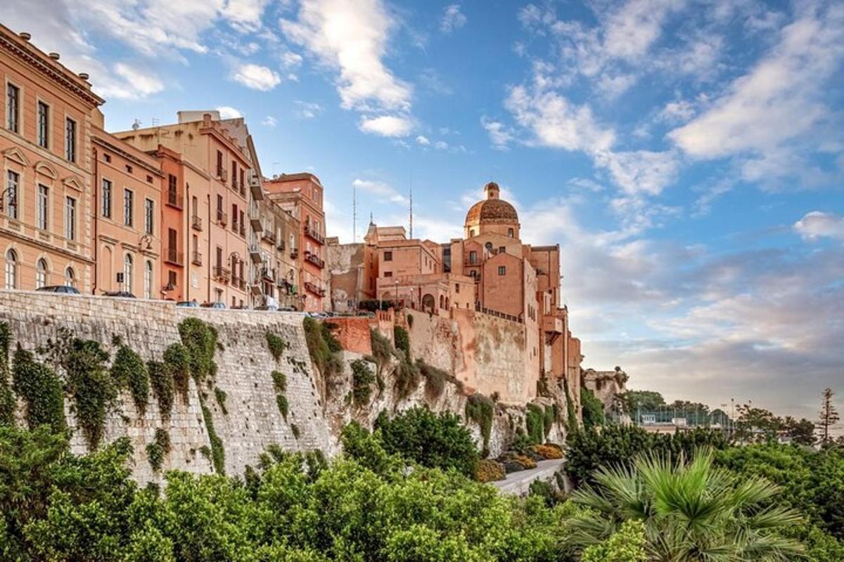 un gruppo di edifici in cima a un muro di pietra