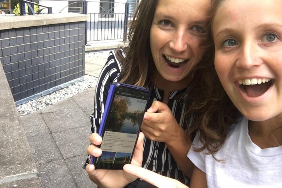 dvě ženy drží mobilní telefon