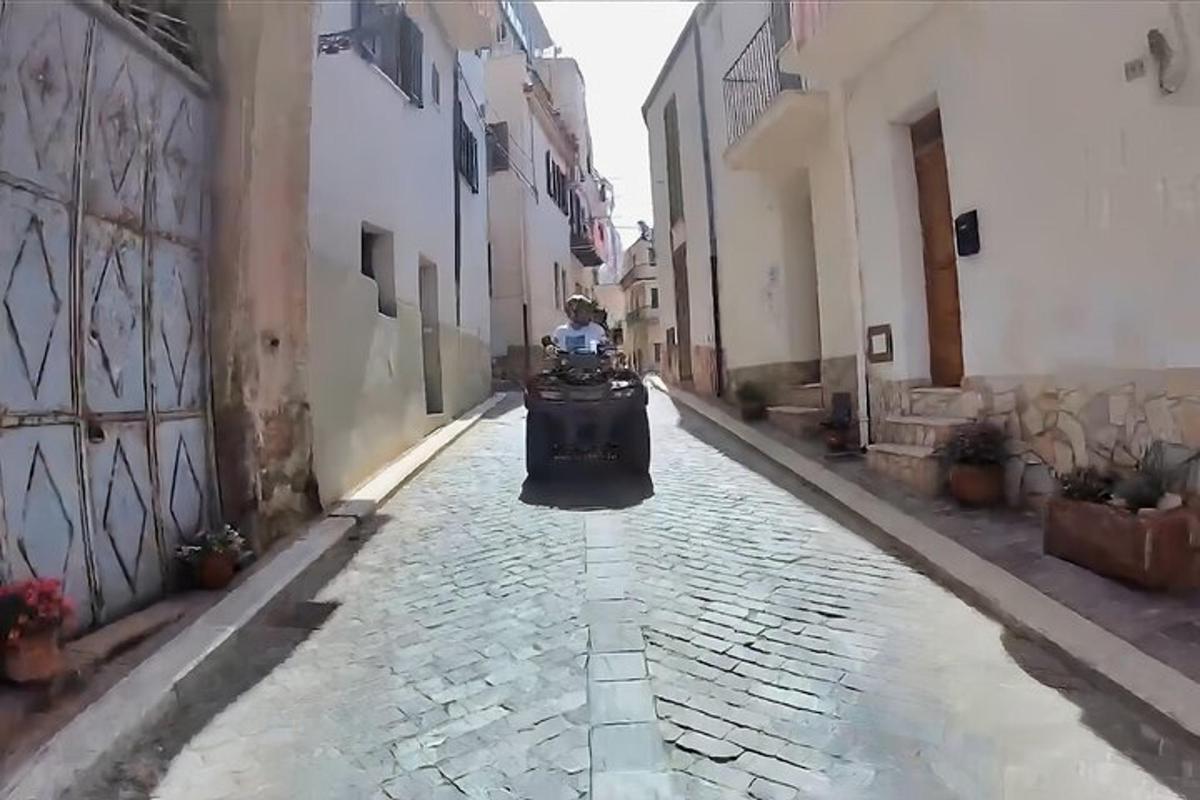 seorang lelaki menunggang motosikal di sebuah lorong