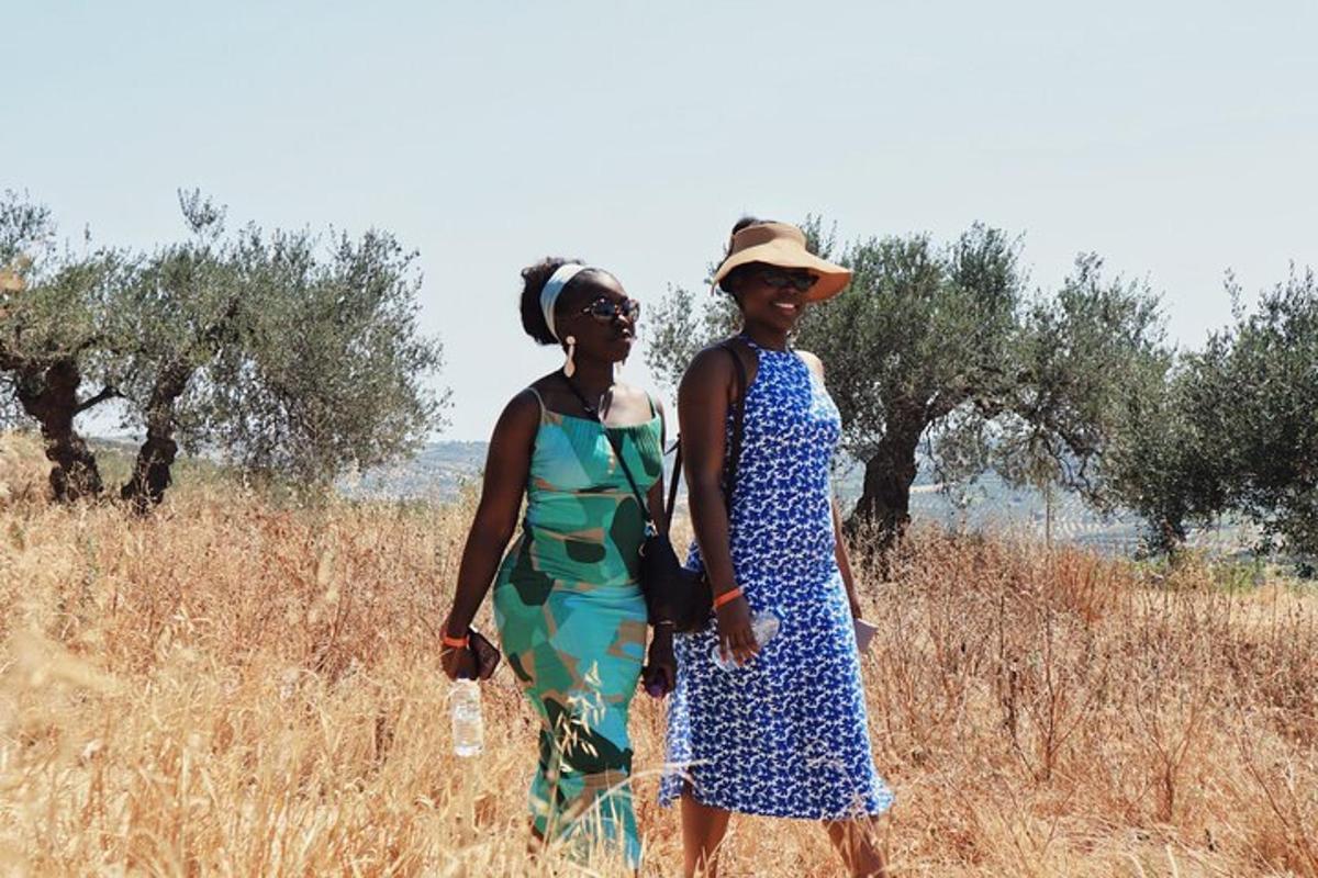 Dos mujeres de pie en un campo de hierba alta