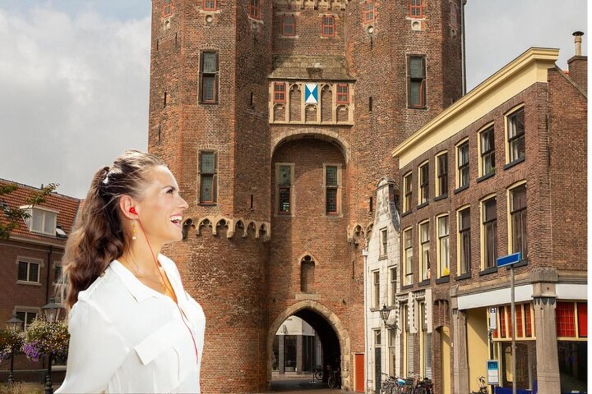 een vrouw die voor een hoog gebouw staat
