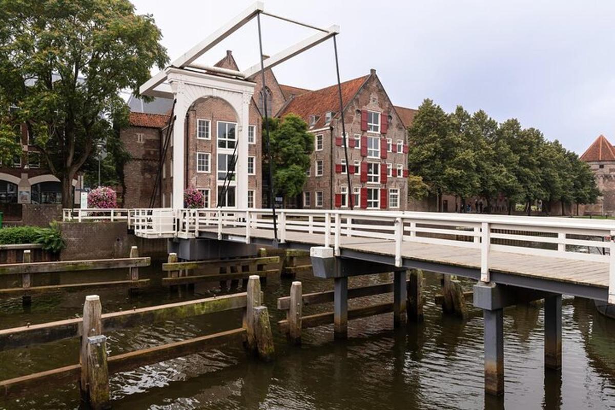 een brug over het water voor een gebouw