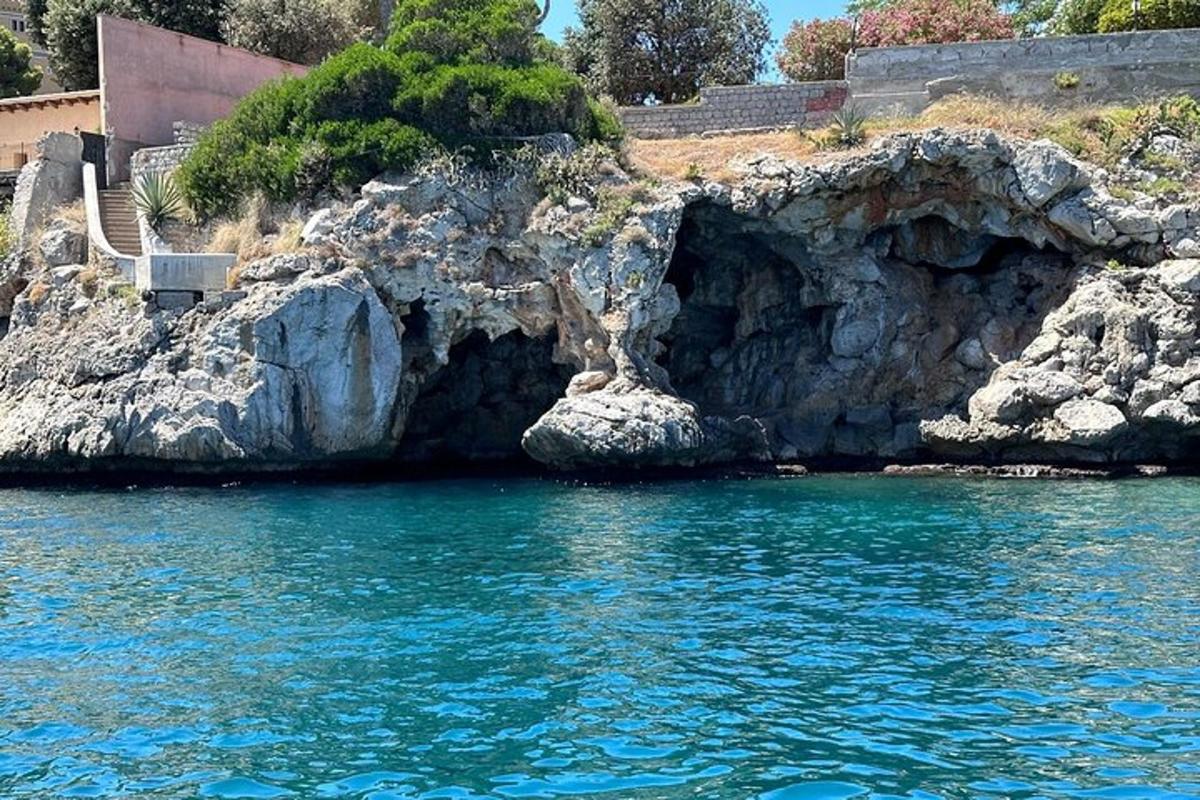 велика водена површина поред стеновите литице