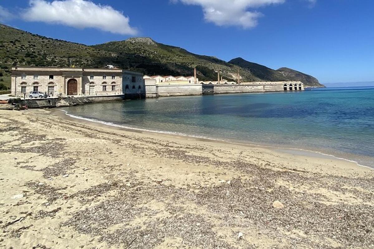 stavba na plaži ob vodi