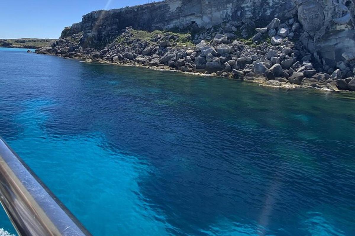 zračni pogled na vodno telo ob skalnati obali