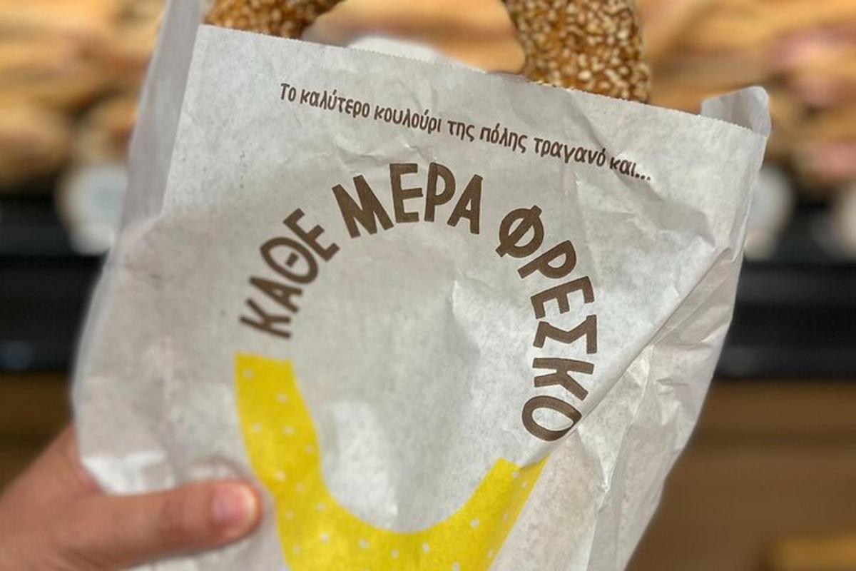 inimene, kes hoiab käes kotti kringleid