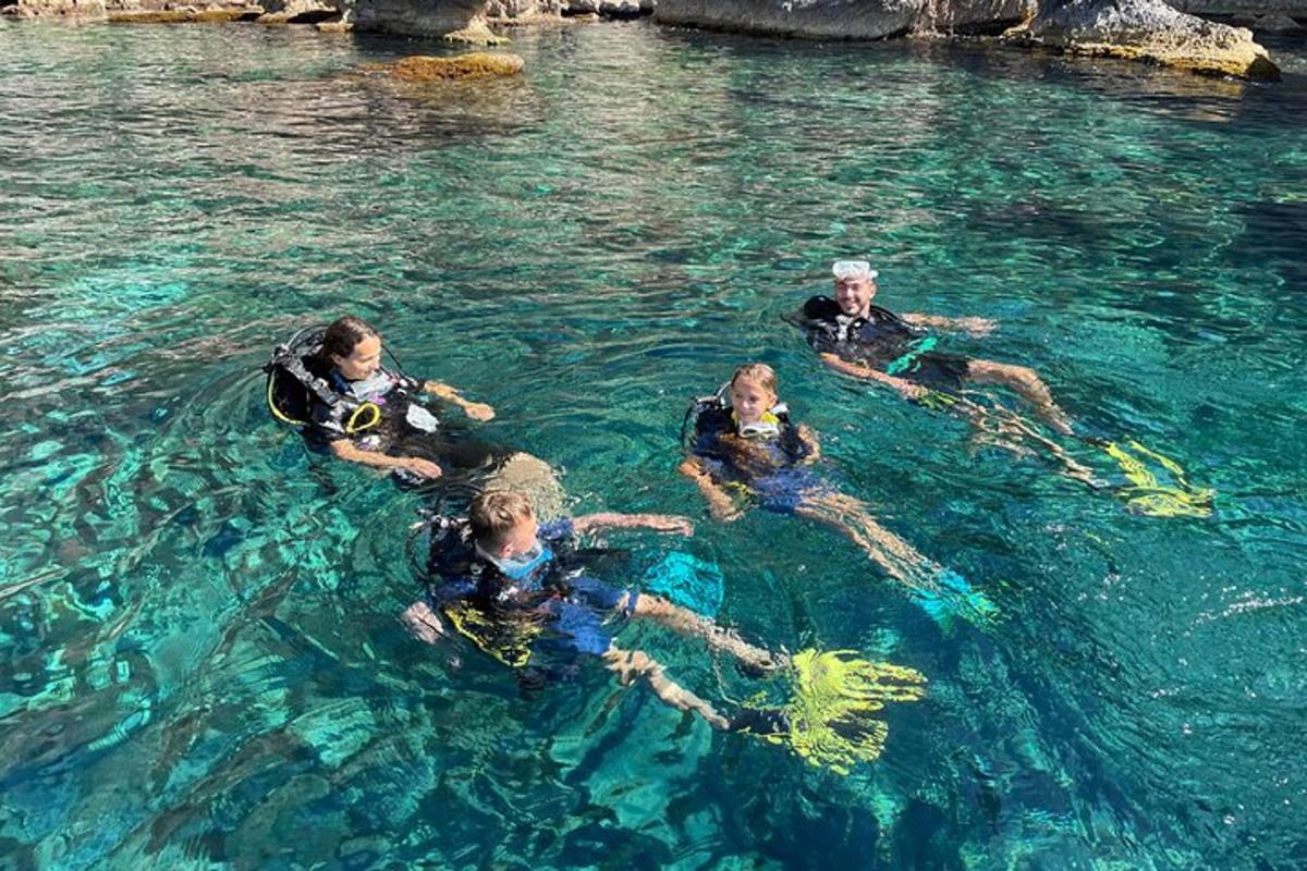 Un grupo de personas tumbadas en el agua