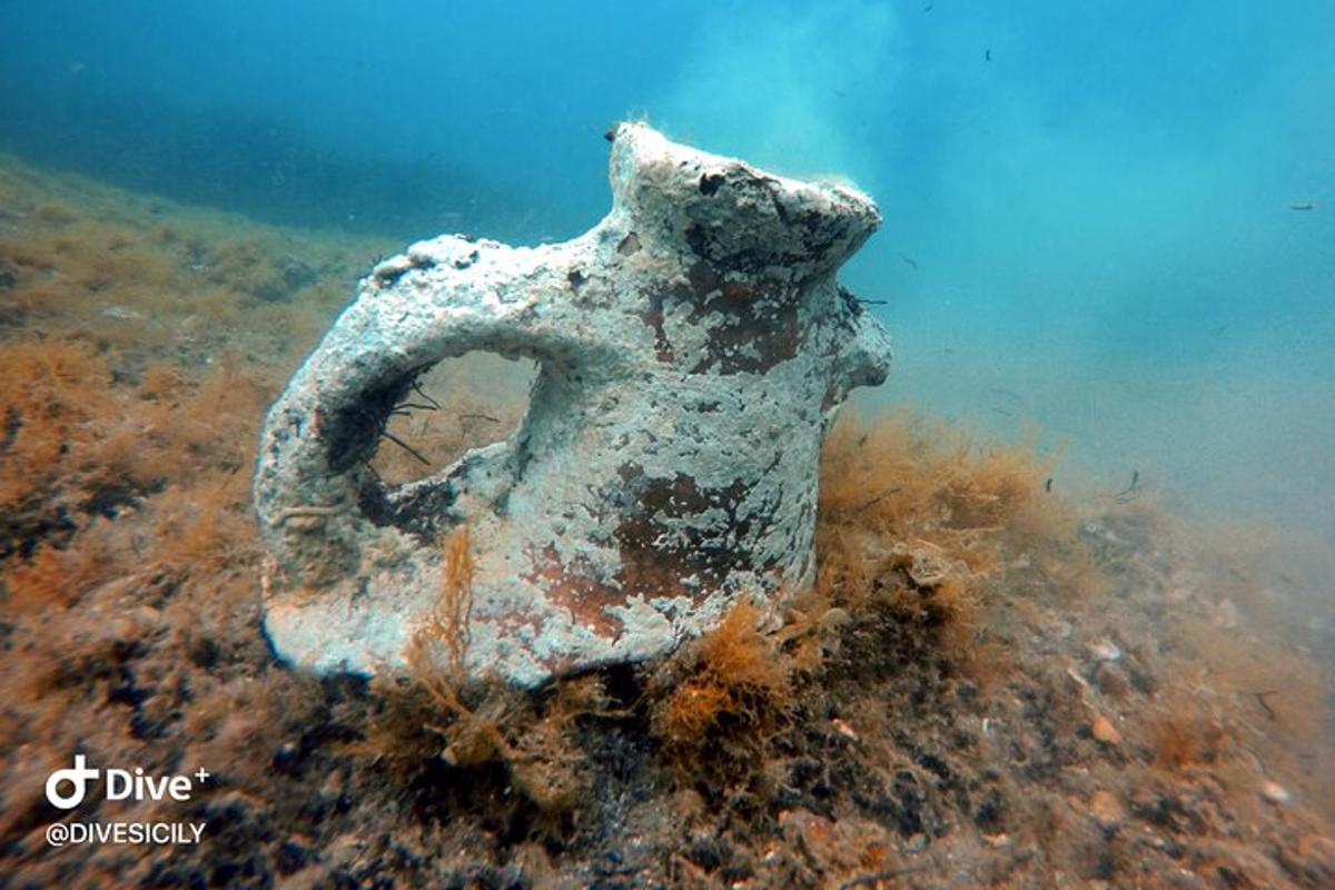 una roca en el agua del océano