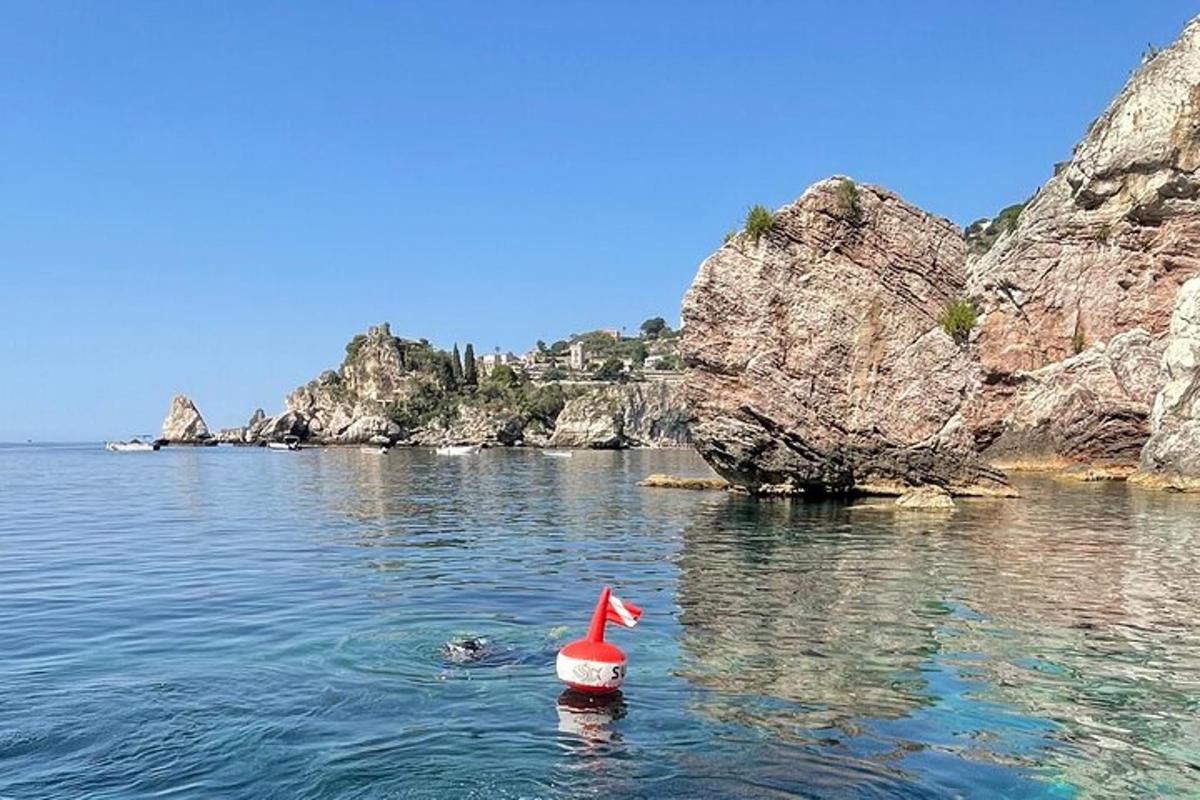Un gorro de Papá Noel en el agua cerca de unas rocas