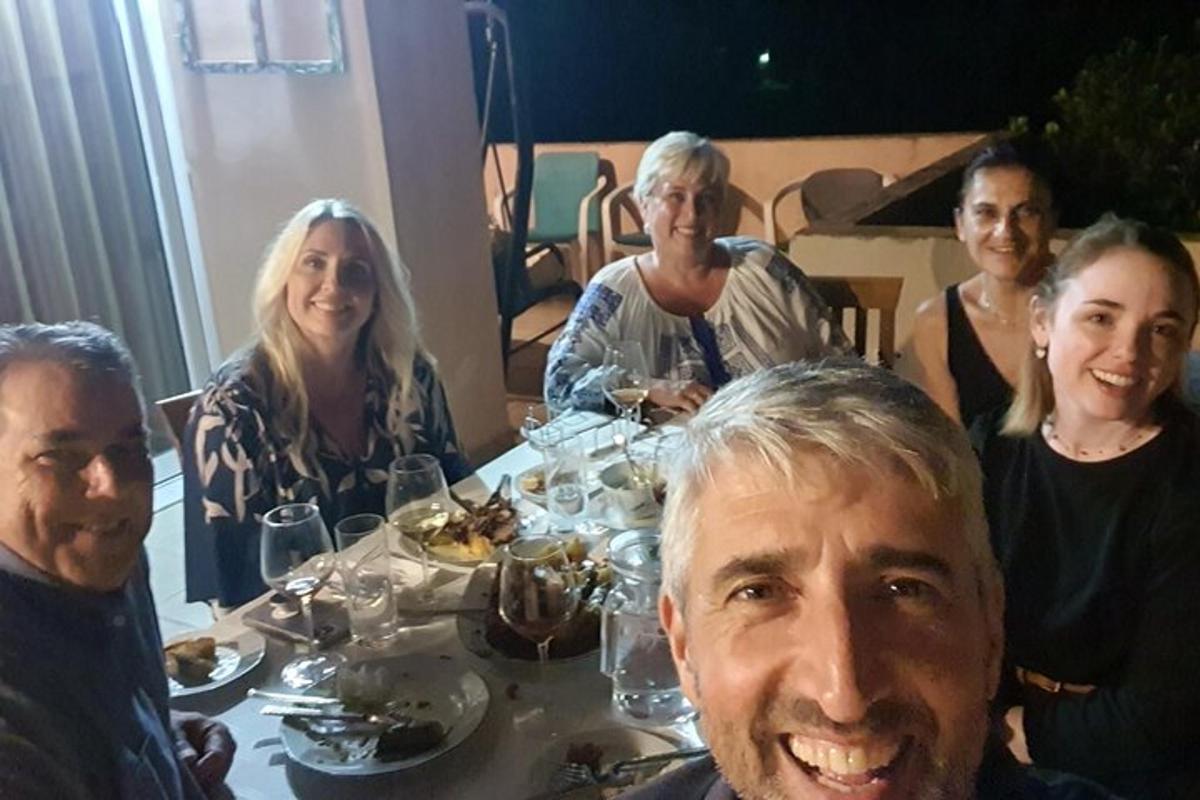 μια ομάδα ανθρώπων που κάθονται σε ένα τραπέζι