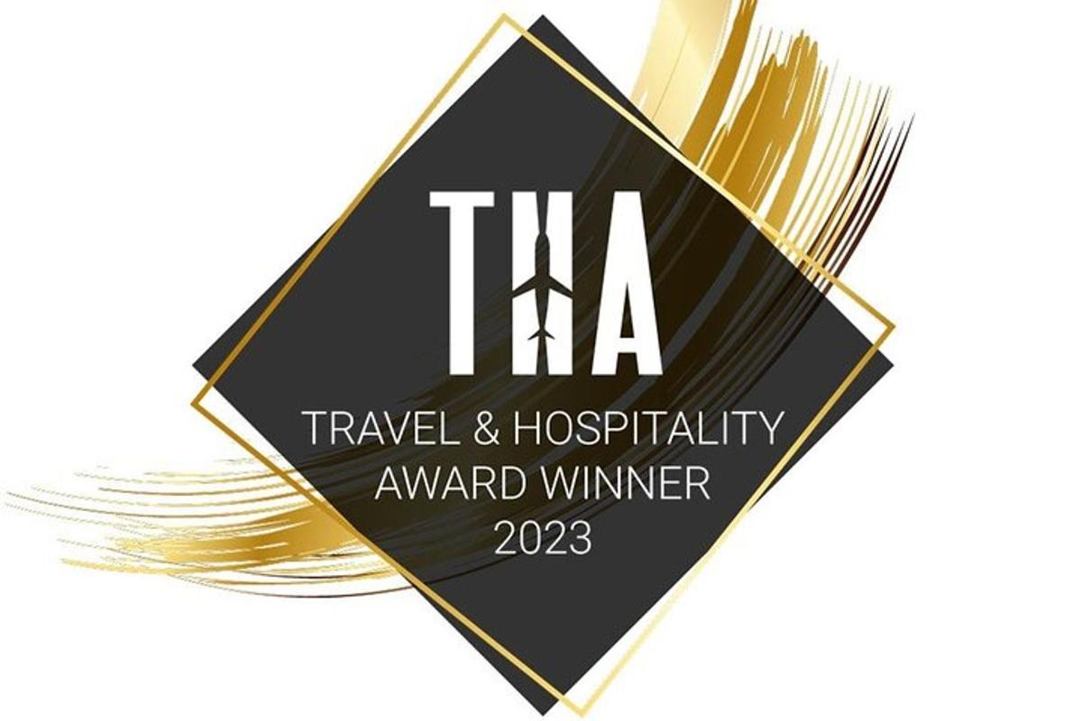 a black and gold sign with the words tra