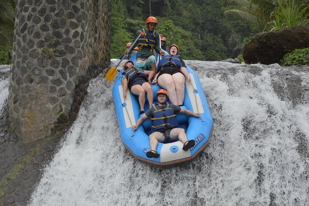 skupina lidí jedoucích na raftu na vodopádu