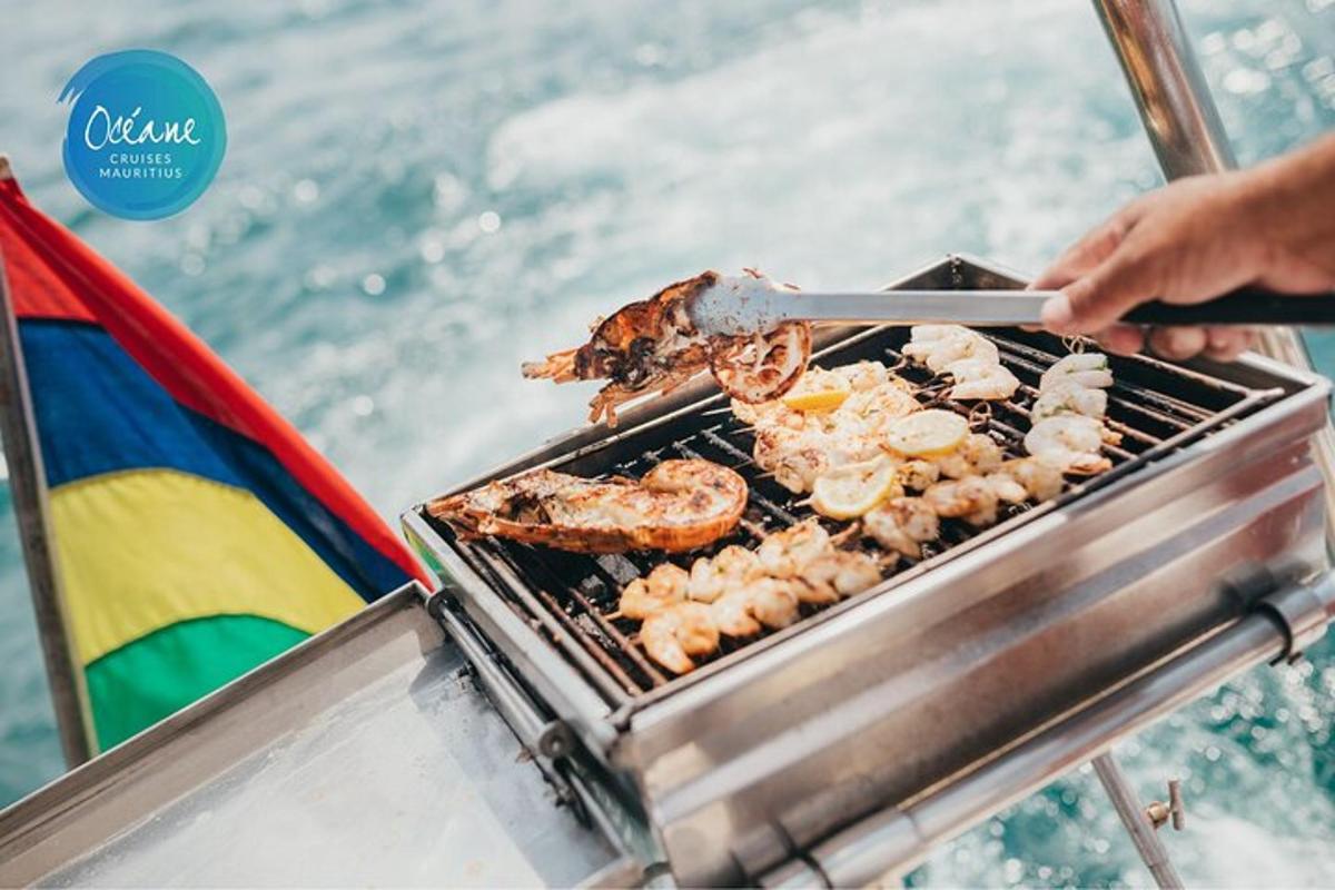 Una persona está cocinando comida en una parrilla.