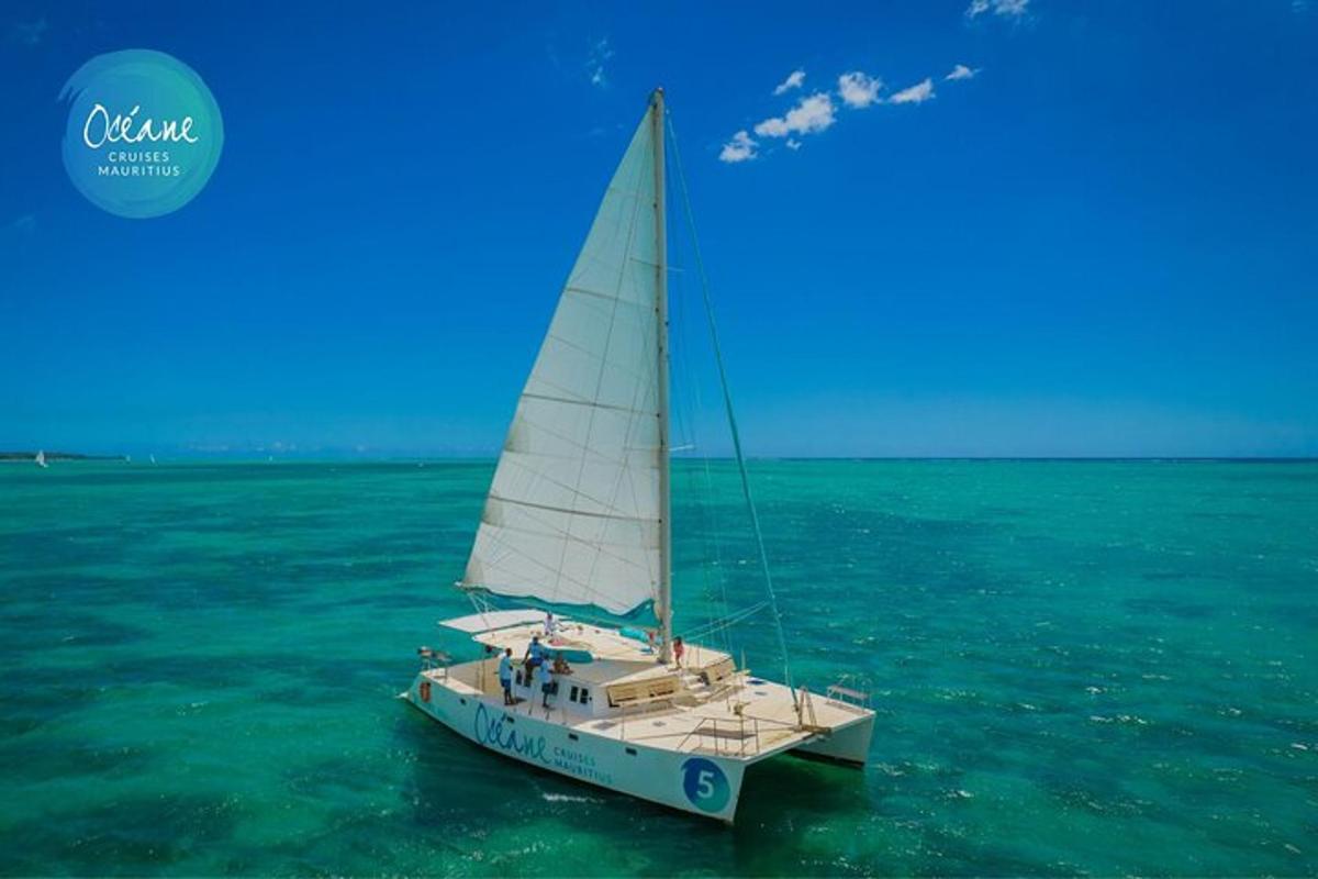 un velero blanco flotando en el agua