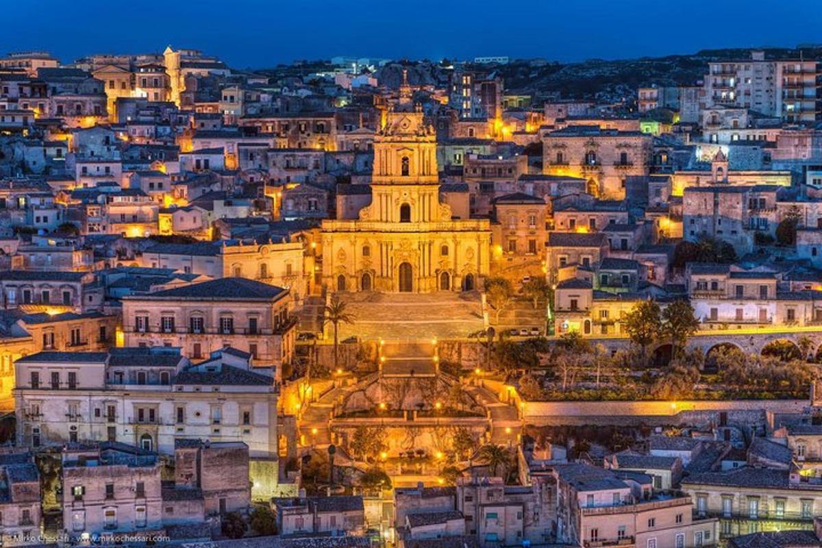 una vista di una città di notte