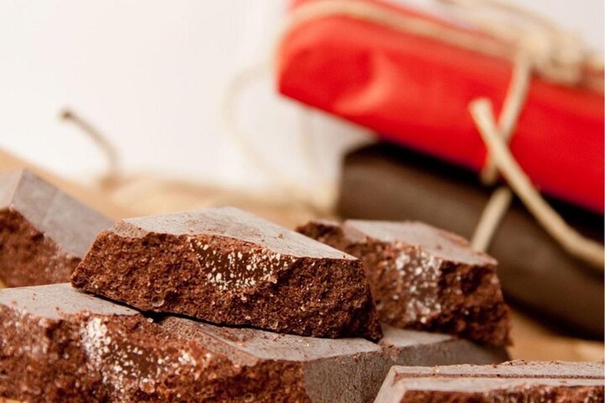 hromada brownies sedící vedle červeného toustovače