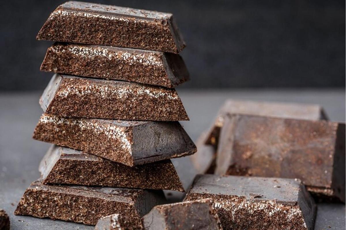 una pila di barrette di cioccolato arrugginite su un tavolo