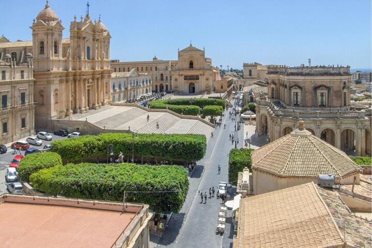 una vista di una strada in una città con edifici