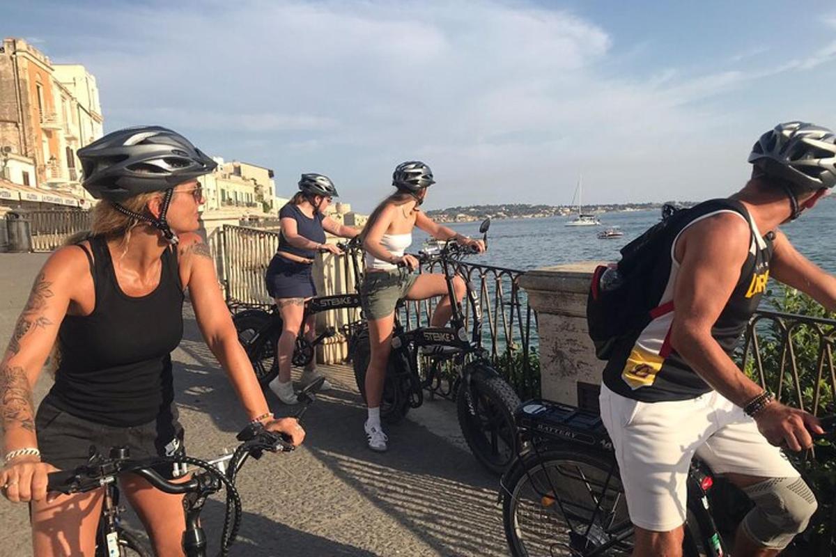 un grup de persones anant en bicicleta a prop de l'aigua