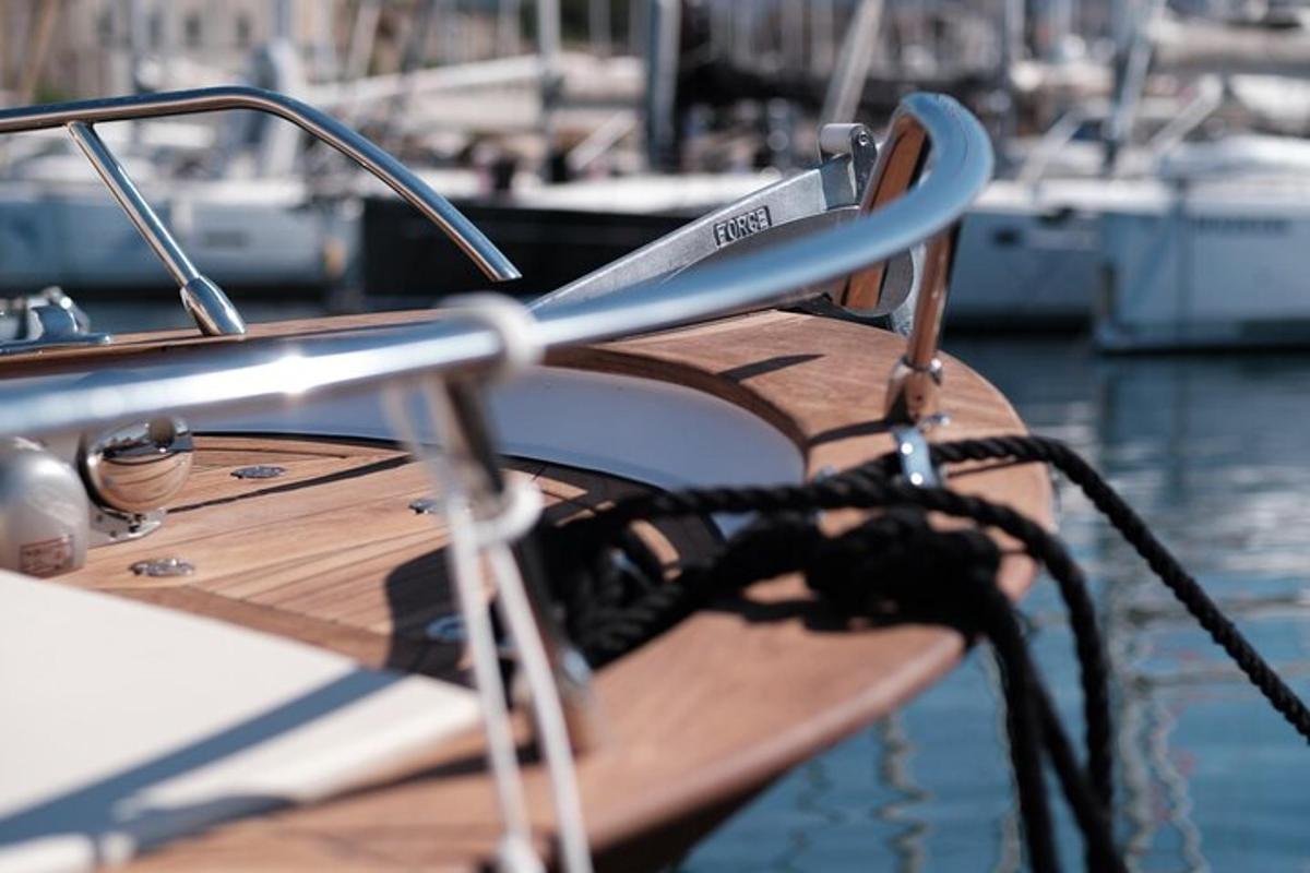 un barco atado a un muelle con una cuerda