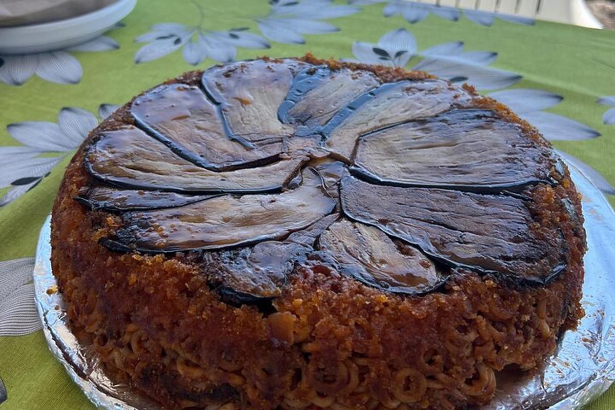 isang chocolate cake na nakapatong sa ibabaw ng mesa