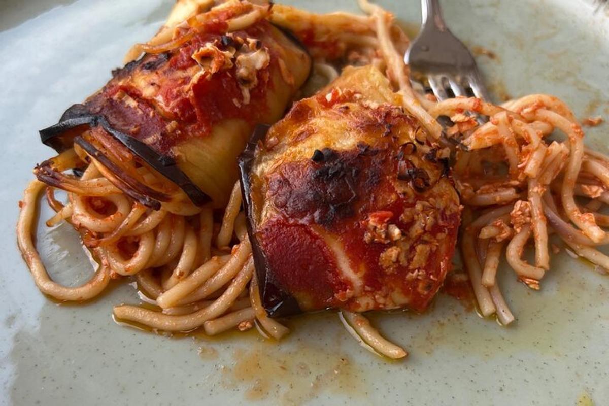 sepinggan pasta dengan garpu dan pasta