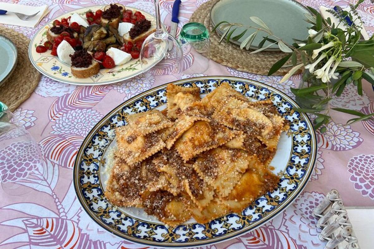 sebuah meja dengan dua pinggan makanan di atas meja