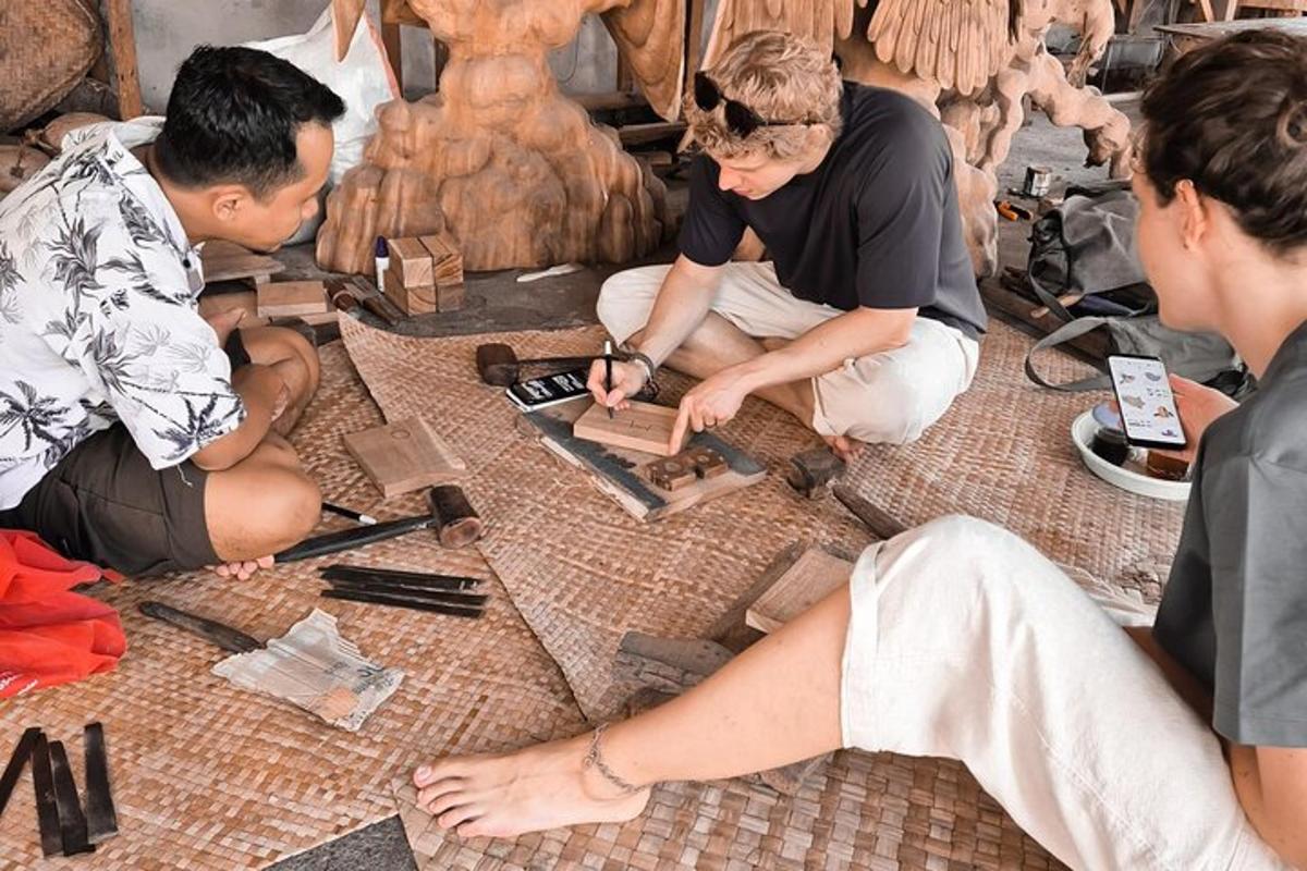 một nhóm người đang ngồi trên sàn nhà làm việc với đồ nội thất