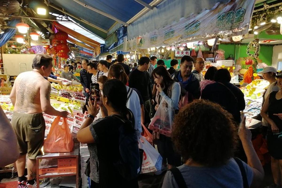 uma multidão de pessoas em pé em um mercado