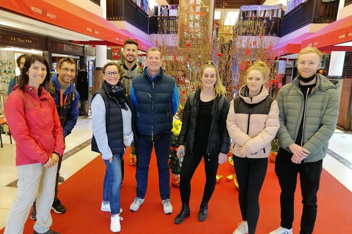 skupina lidí pózujících pro fotografii v nákupním centru