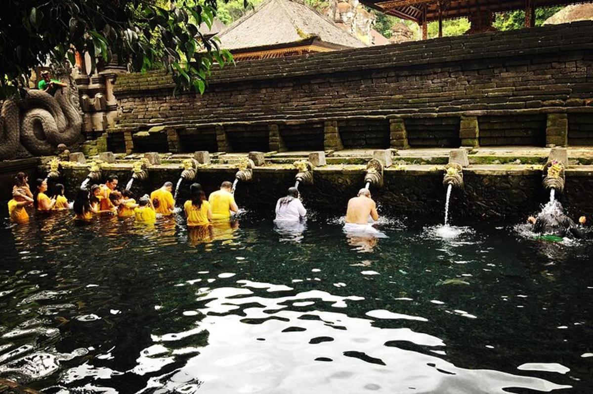 een groep mensen in het water van een fontein