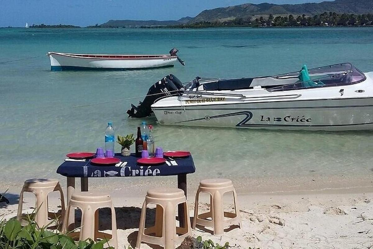 un tavolo e sedie sulla spiaggia con una barca