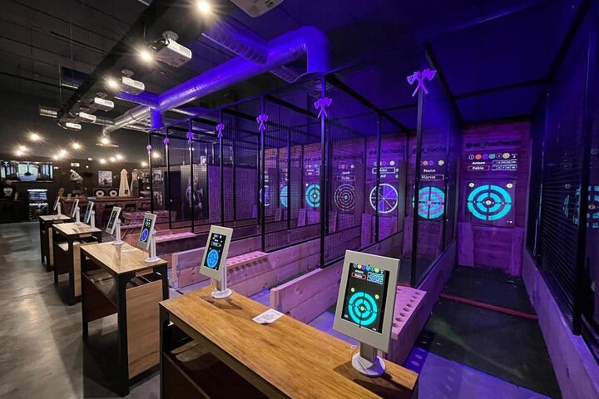 ένα δωμάτιο με πολλά παιχνίδια arcade σε έκθεση