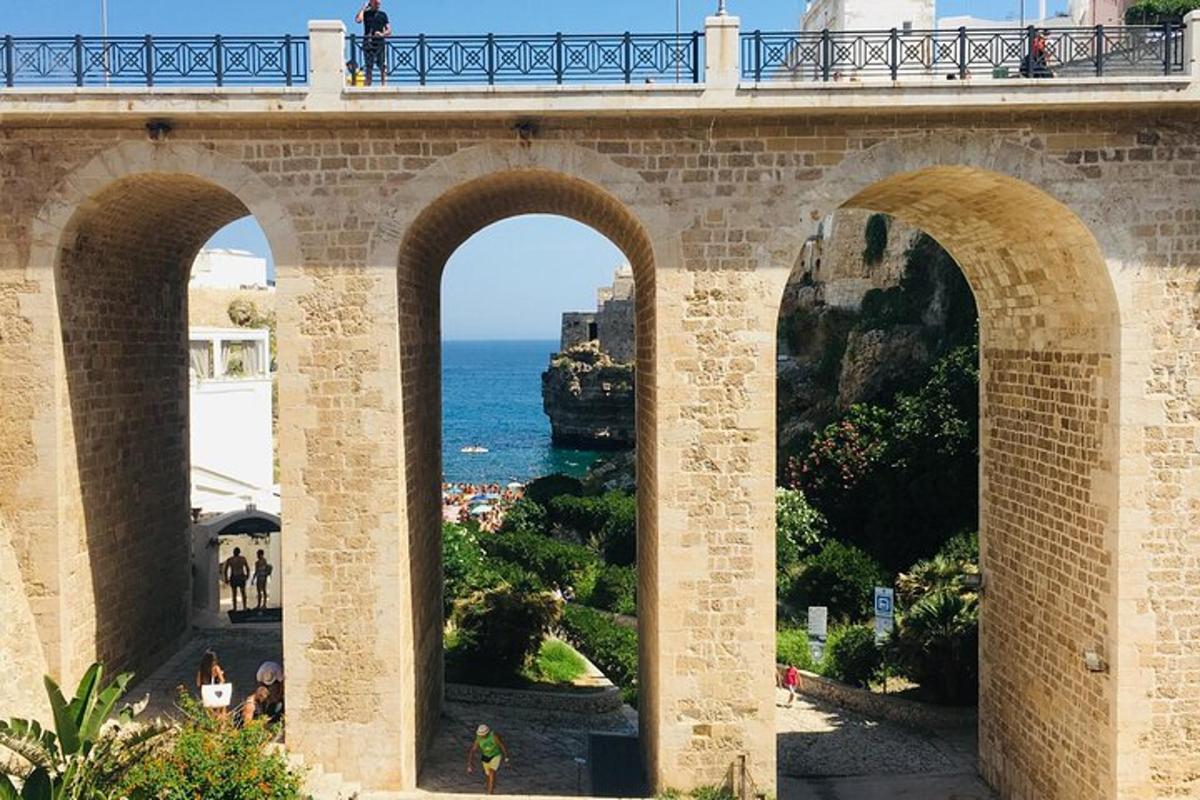 un pont en arc avec vue sur l'océan