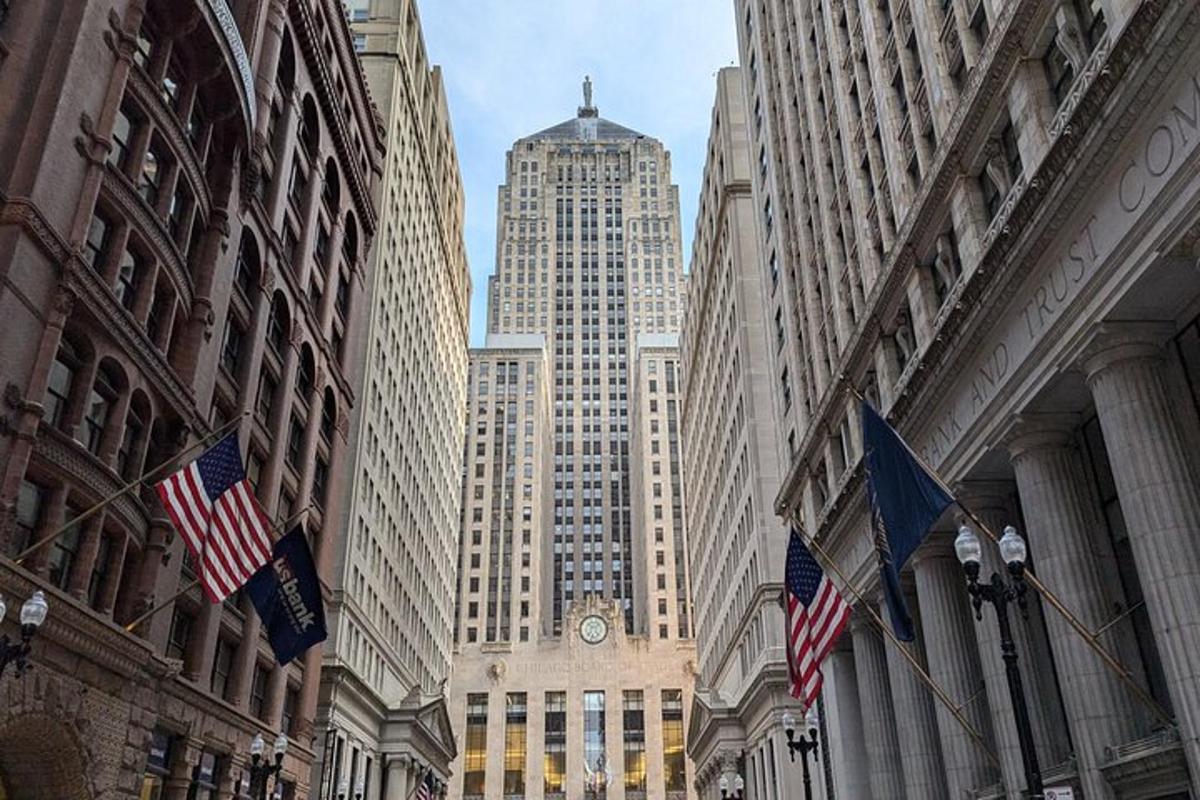 jalan bandar dengan bangunan tinggi dengan bendera amerika
