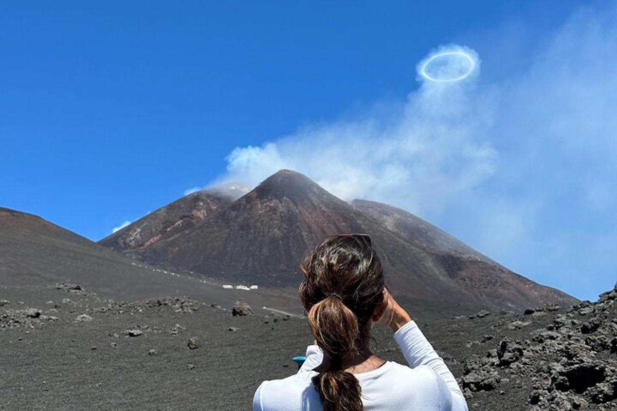 seorang wanita sedang melihat ke atas gunung
