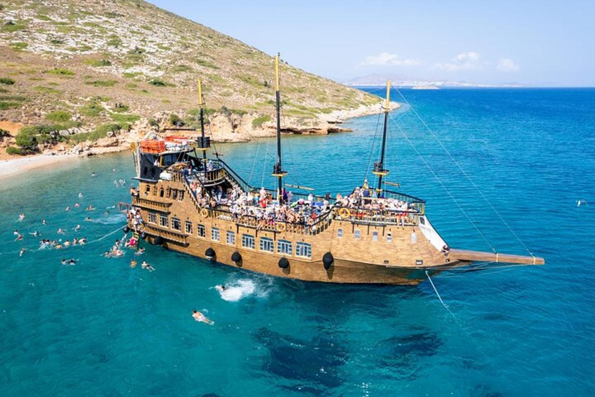 una grande barca in acqua vicino a una spiaggia