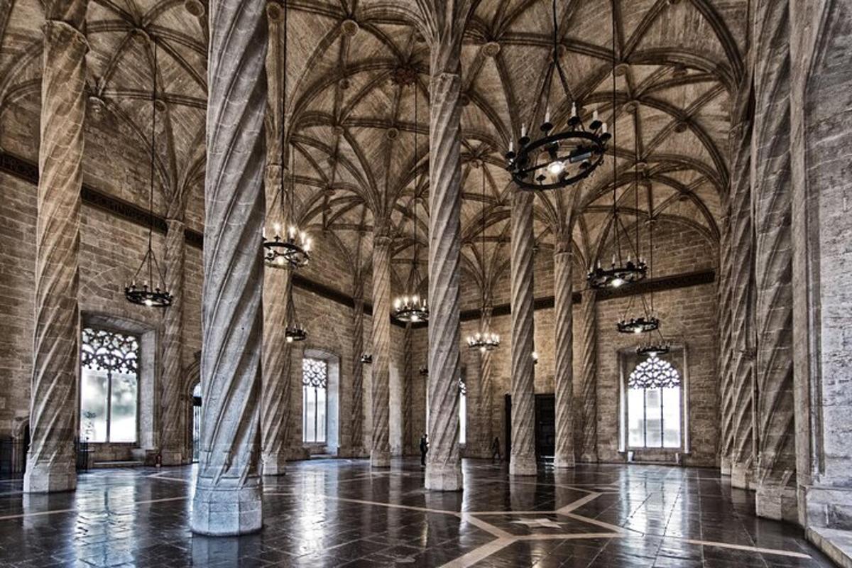una grande stanza con colonne e soffitti con un orologio